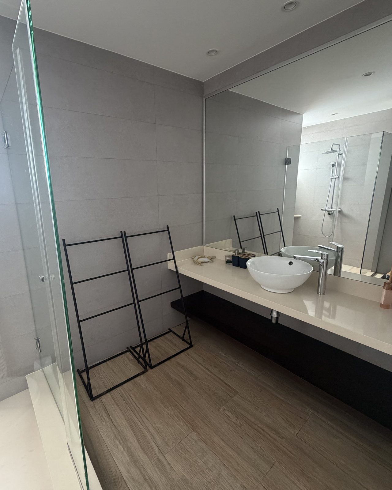 Baño moderno del apartamento