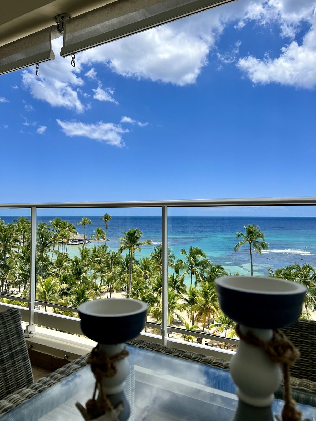 Vista al mar desde el balcón del apartamento